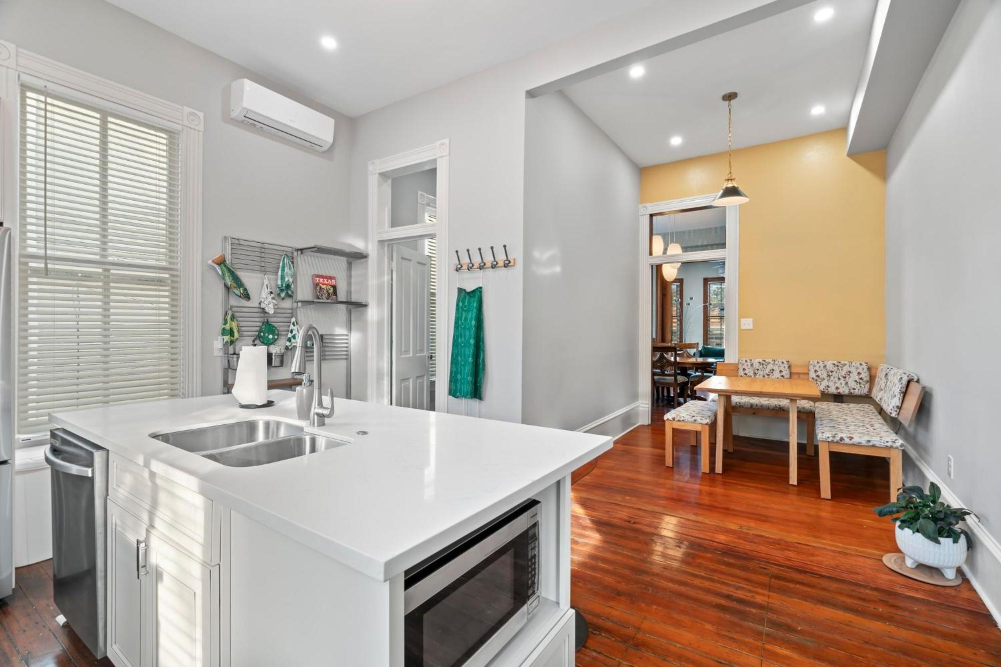 Historic Galveston Family Beach Home With 3 King Beds المظهر الخارجي الصورة