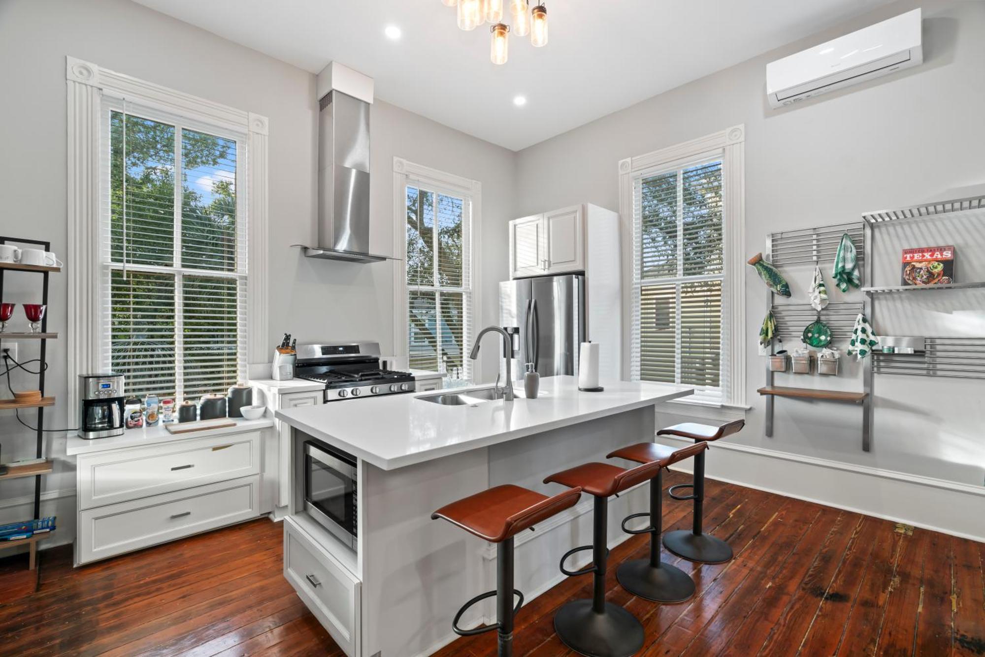 Historic Galveston Family Beach Home With 3 King Beds المظهر الخارجي الصورة