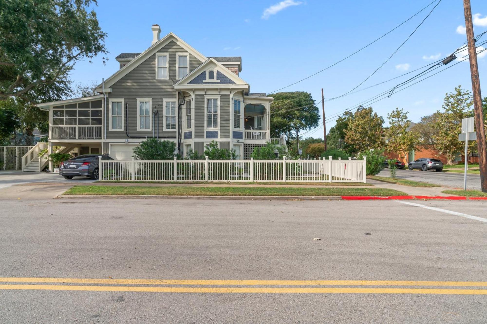 Historic Galveston Family Beach Home With 3 King Beds المظهر الخارجي الصورة