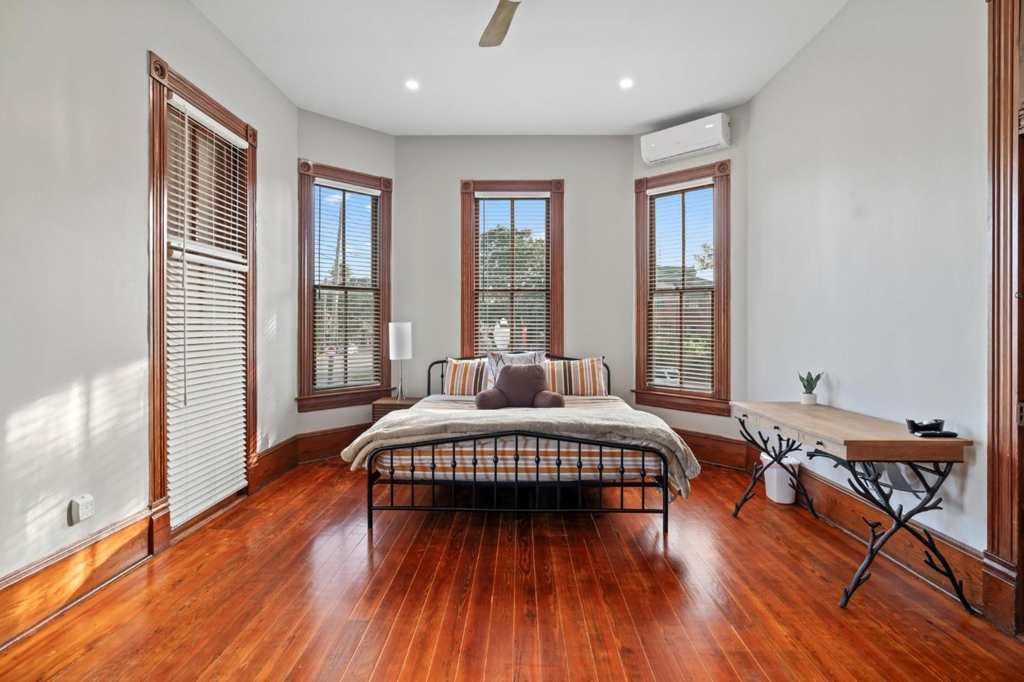 Historic Galveston Family Beach Home With 3 King Beds المظهر الخارجي الصورة