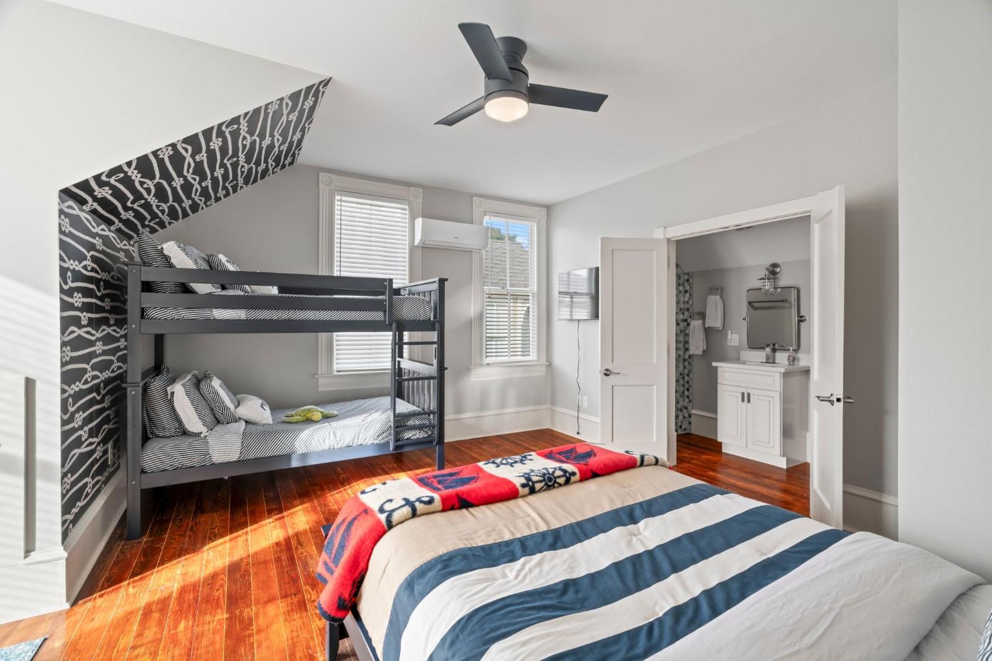 Historic Galveston Family Beach Home With 3 King Beds المظهر الخارجي الصورة