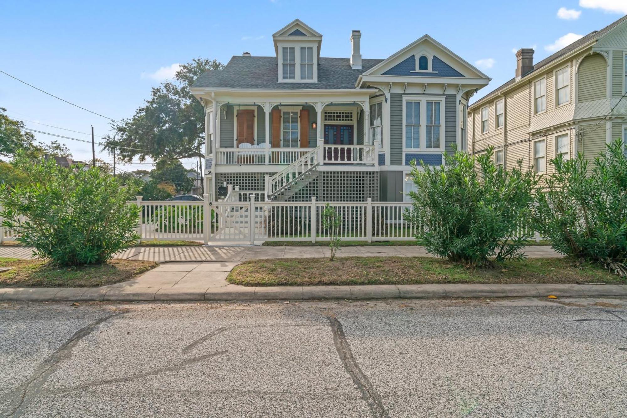 Historic Galveston Family Beach Home With 3 King Beds المظهر الخارجي الصورة
