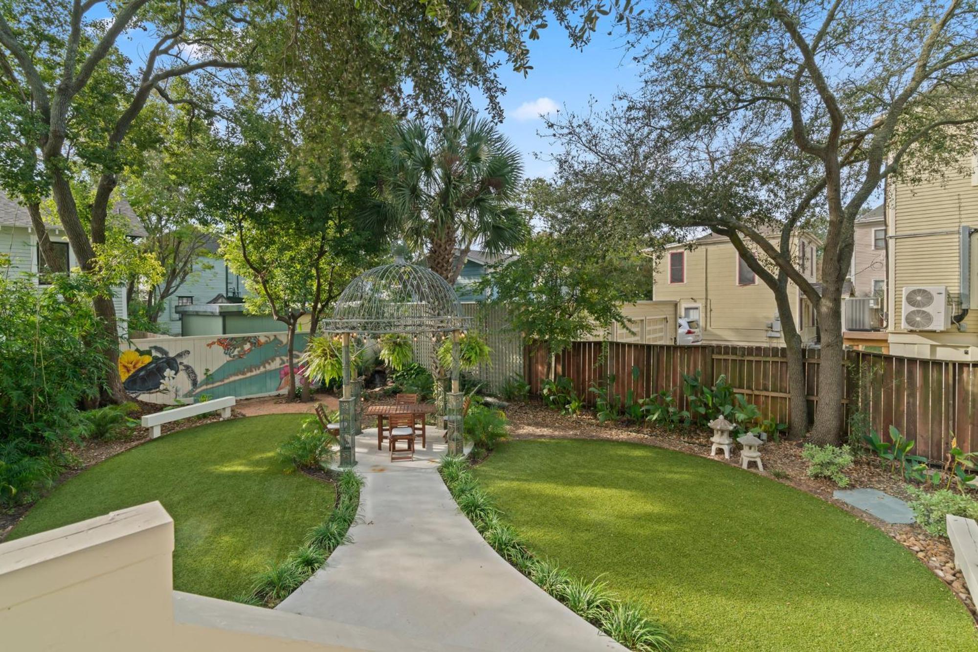 Historic Galveston Family Beach Home With 3 King Beds المظهر الخارجي الصورة