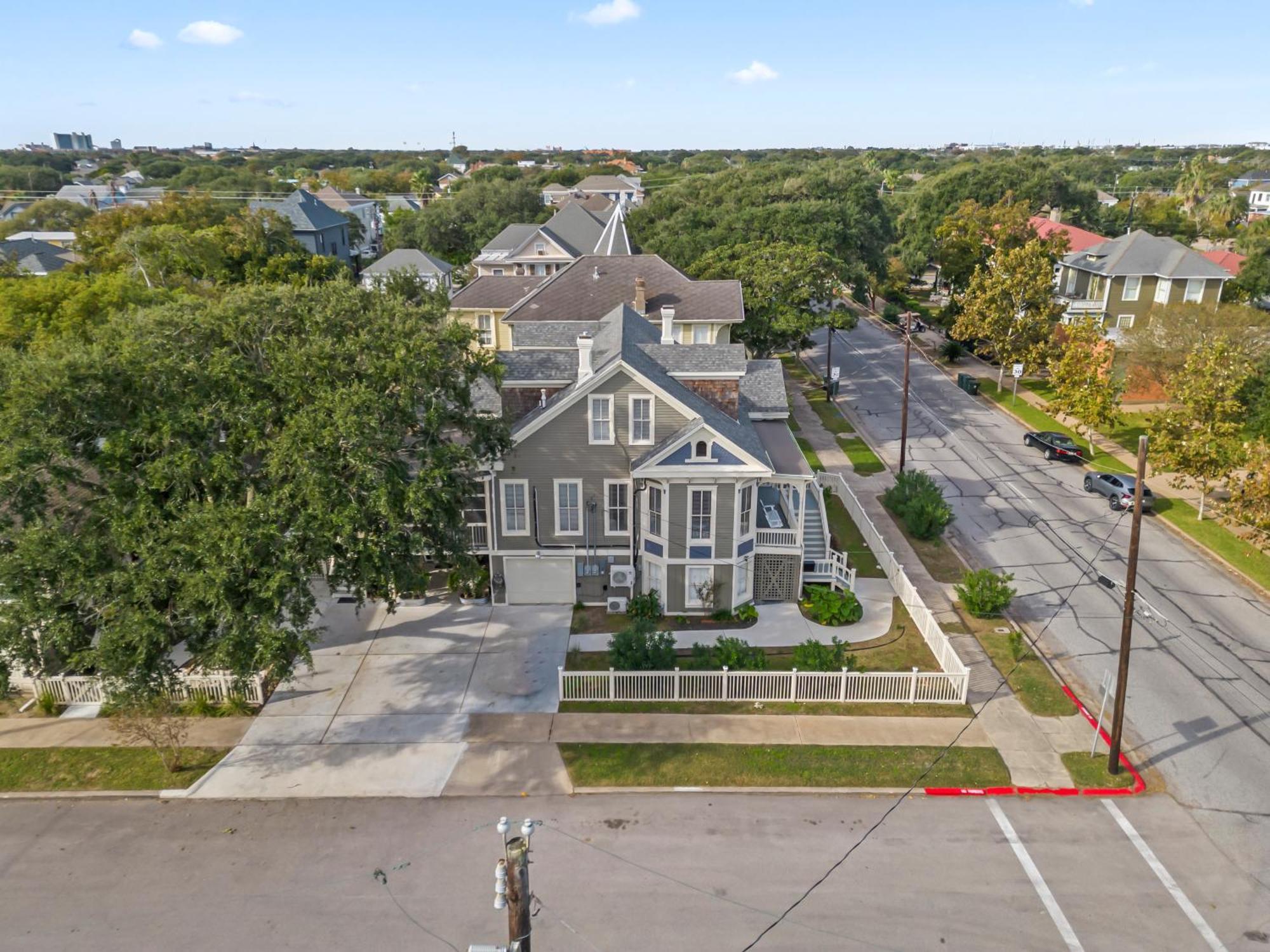 Historic Galveston Family Beach Home With 3 King Beds المظهر الخارجي الصورة